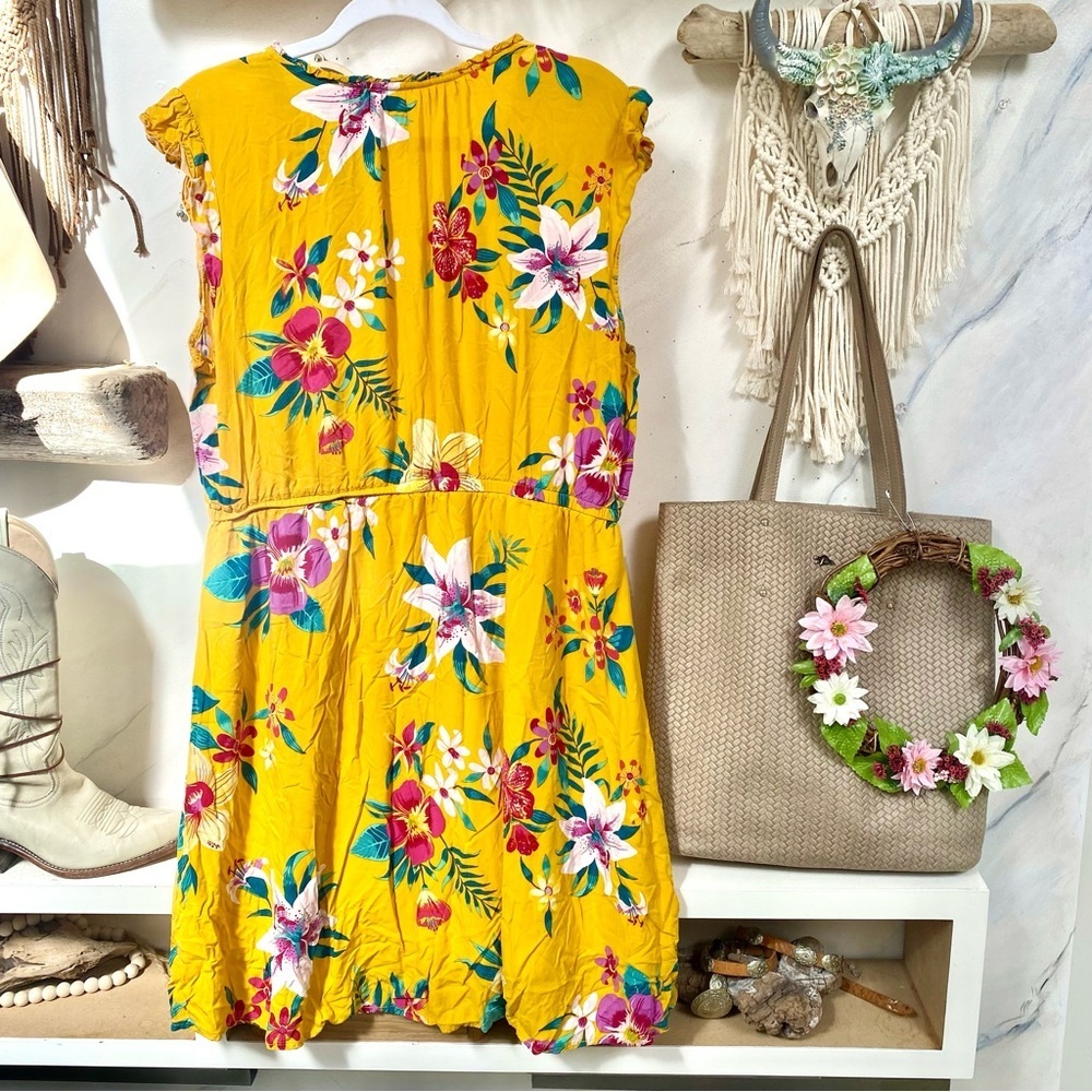 Vibrant floral Boho dress w resort vacay beach vibe - Picture 9 of 12